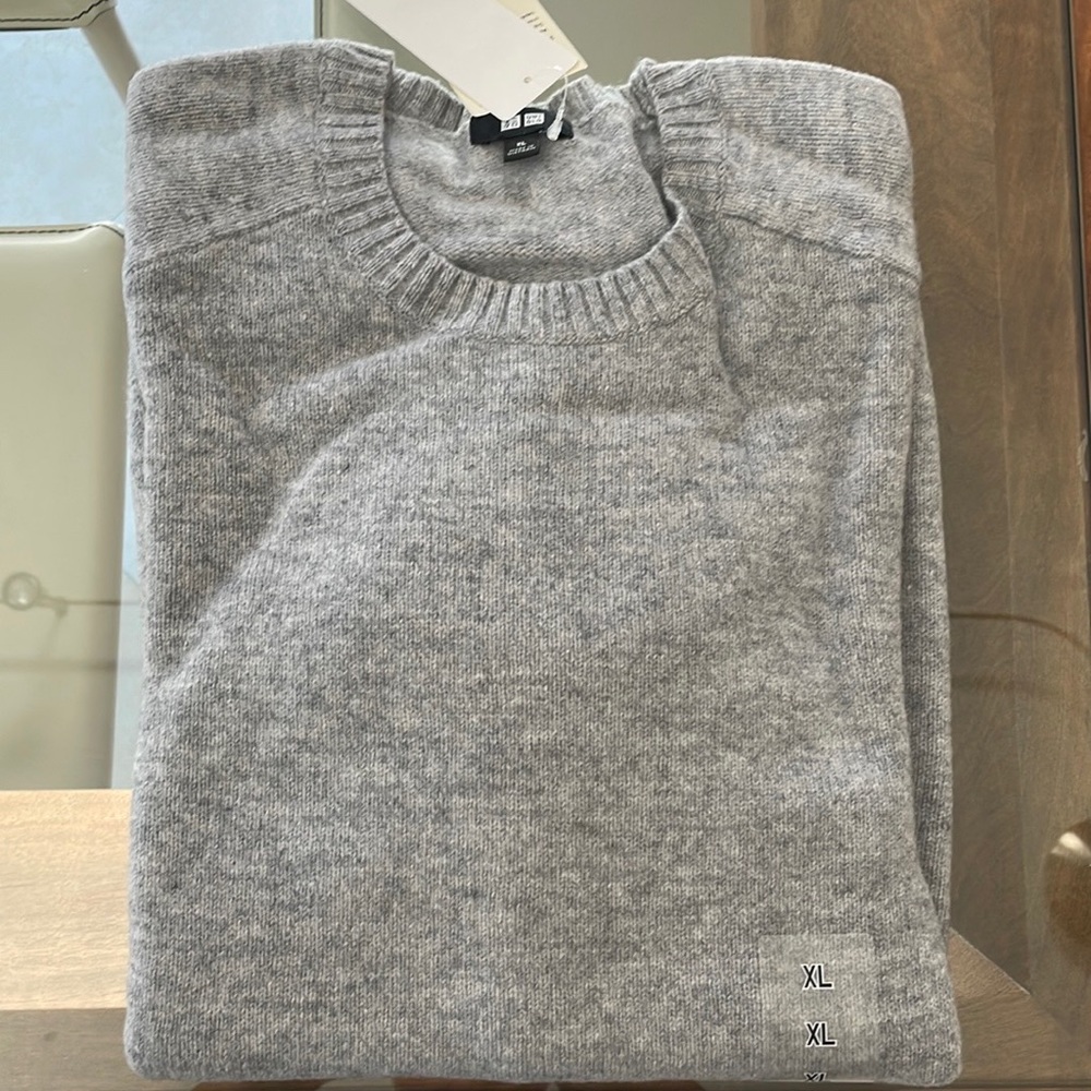 Uniqlo men’s lambs wool sweater